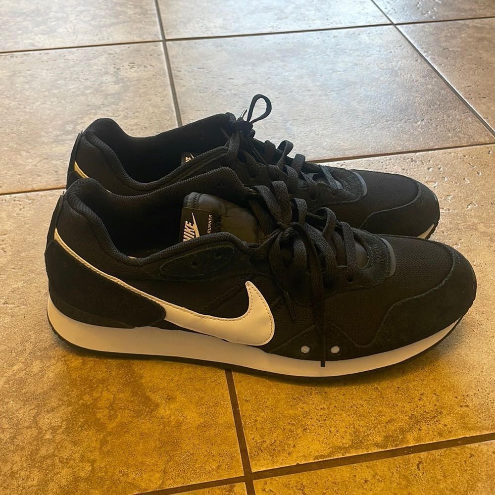 Nike Venture Runner Shoes - Men's Size 11.5